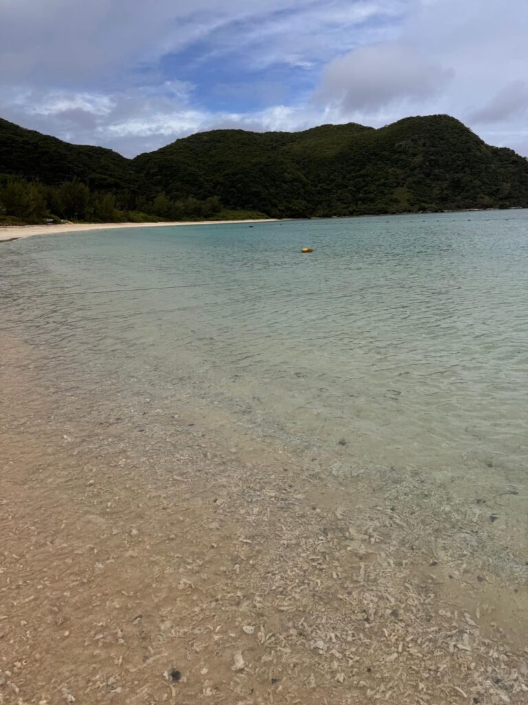L acqua trasparente e il fondale sabbioso della spiaggia di Tokashiku