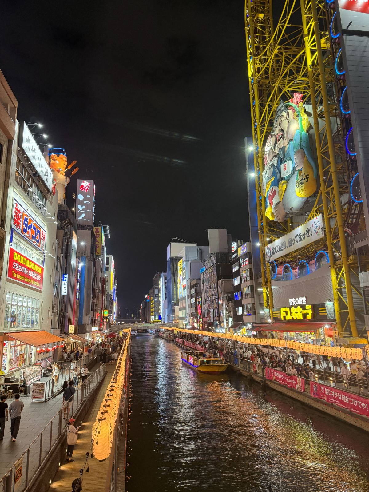 Il canale Dōtonbori di Osaka illuminato dalle insegne al neon