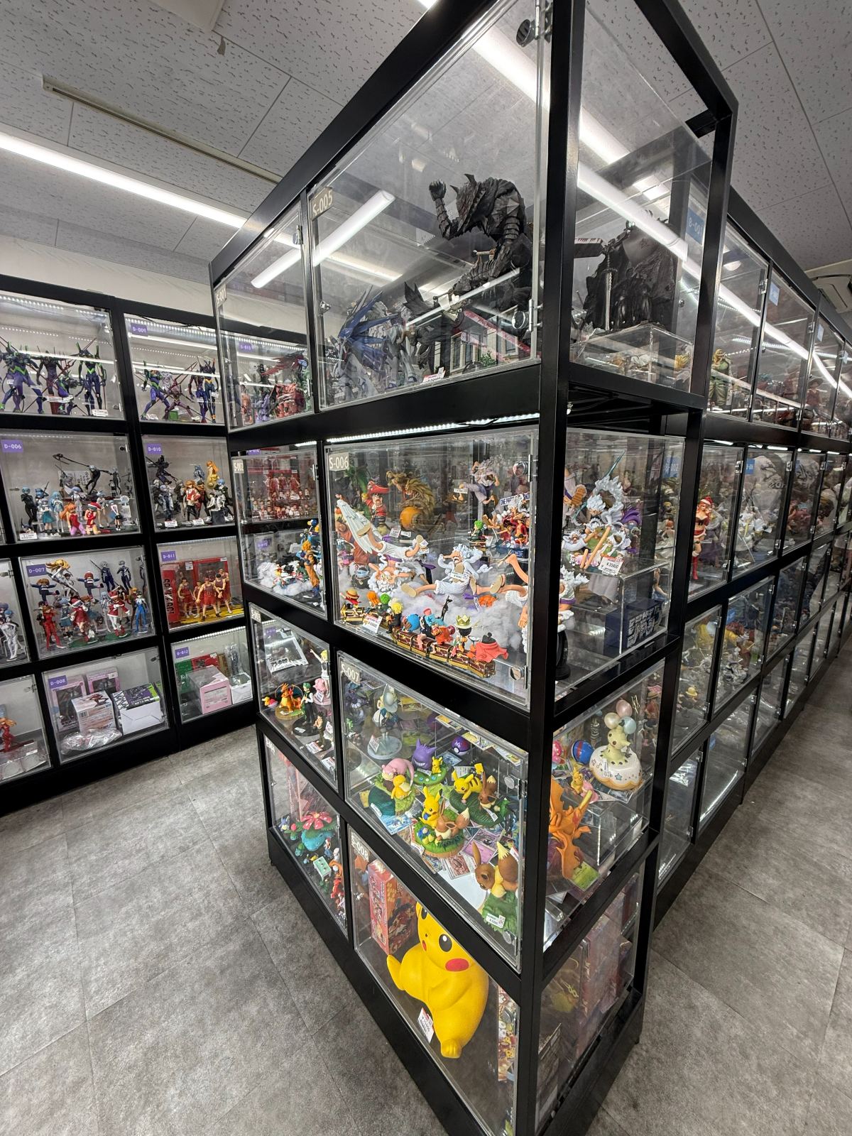 Teche di vetro piene di figure e carte da collezione in un negozio giapponese
