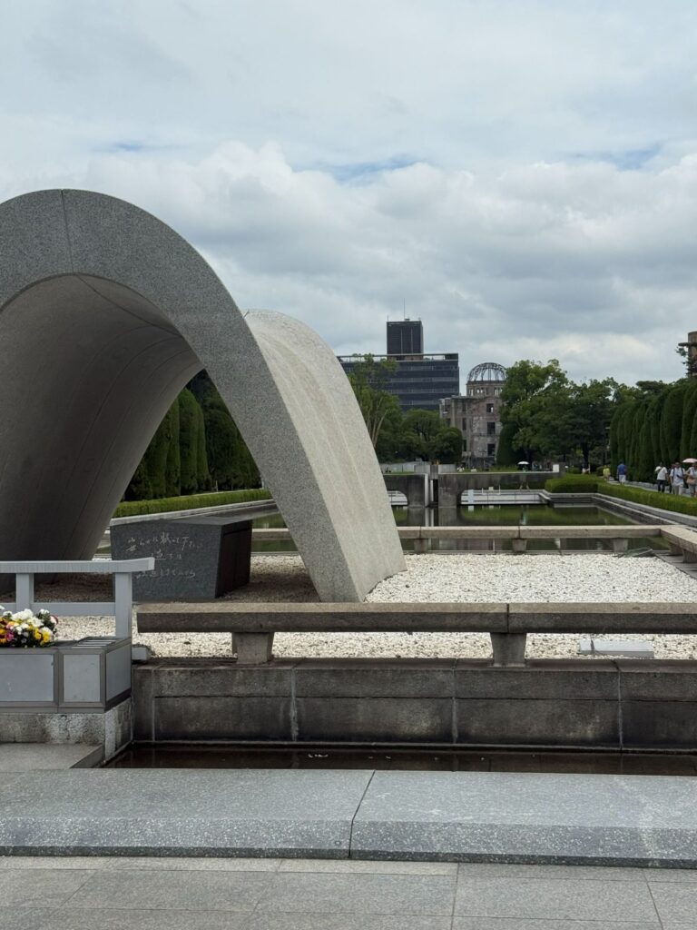 Il cenotafio di Hiroshima con il Genbaku Dome inquadrato attraverso l'arco