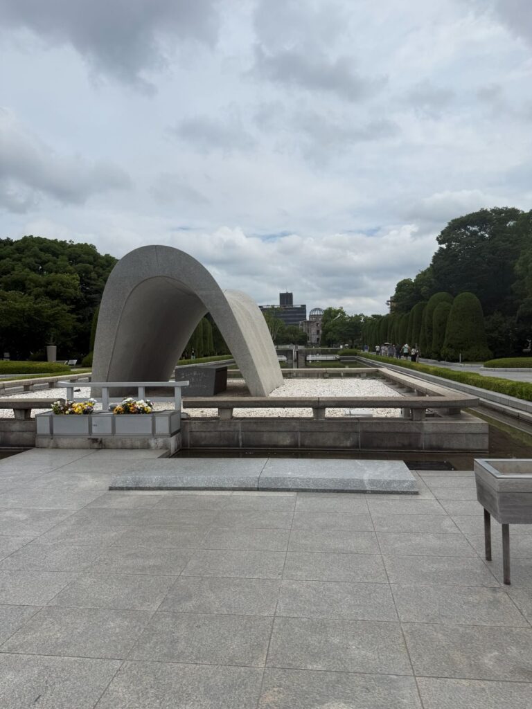 Il cenotafio per le vittime della bomba atomica nel Peace Memorial Park di Hiroshima