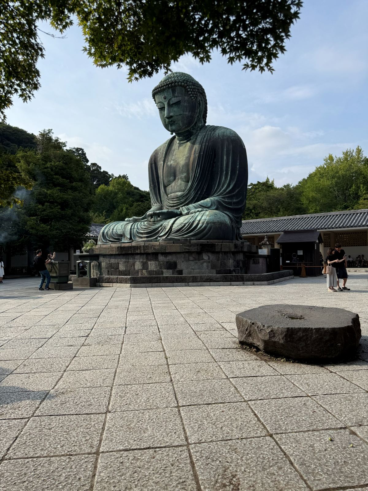 Il Daibutsu di bronzo del Kōtoku-in a Kamakura visto di tre quarti
