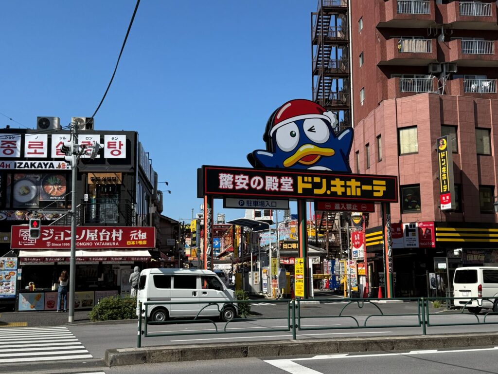 L insegna con il pinguino di un negozio Don Quijote a Tokyo