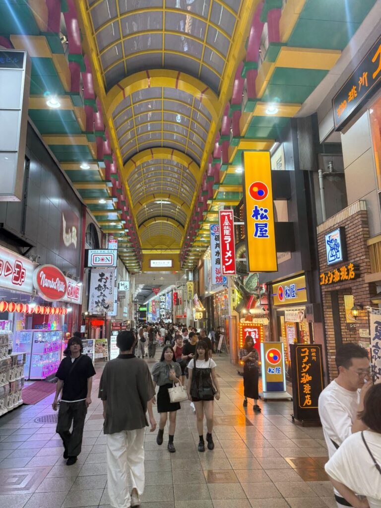 Una galleria commerciale coperta di Osaka con insegne e negozi