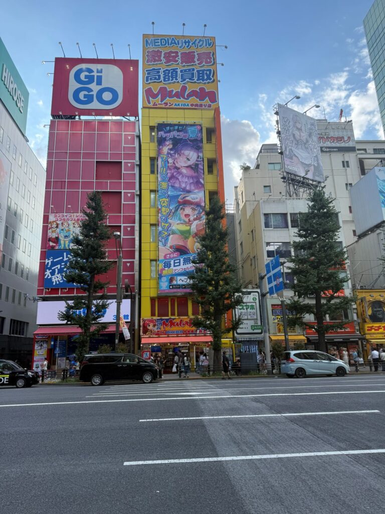 La facciata rossa di un game center GiGo ad Akihabara