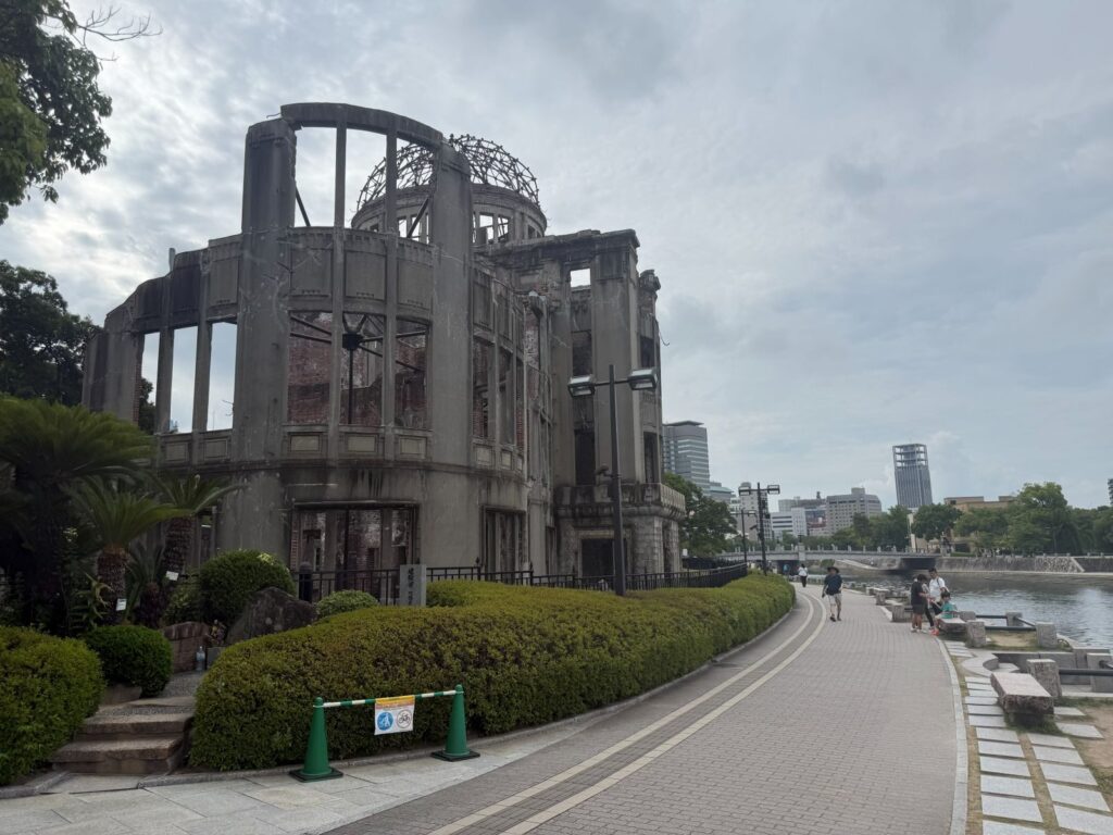 Il Genbaku Dome visto dal lungofiume Motoyasu a Hiroshima