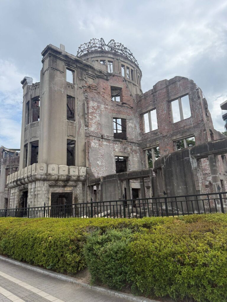 Il Genbaku Dome di Hiroshima visto di fronte, con lo scheletro metallico della cupola