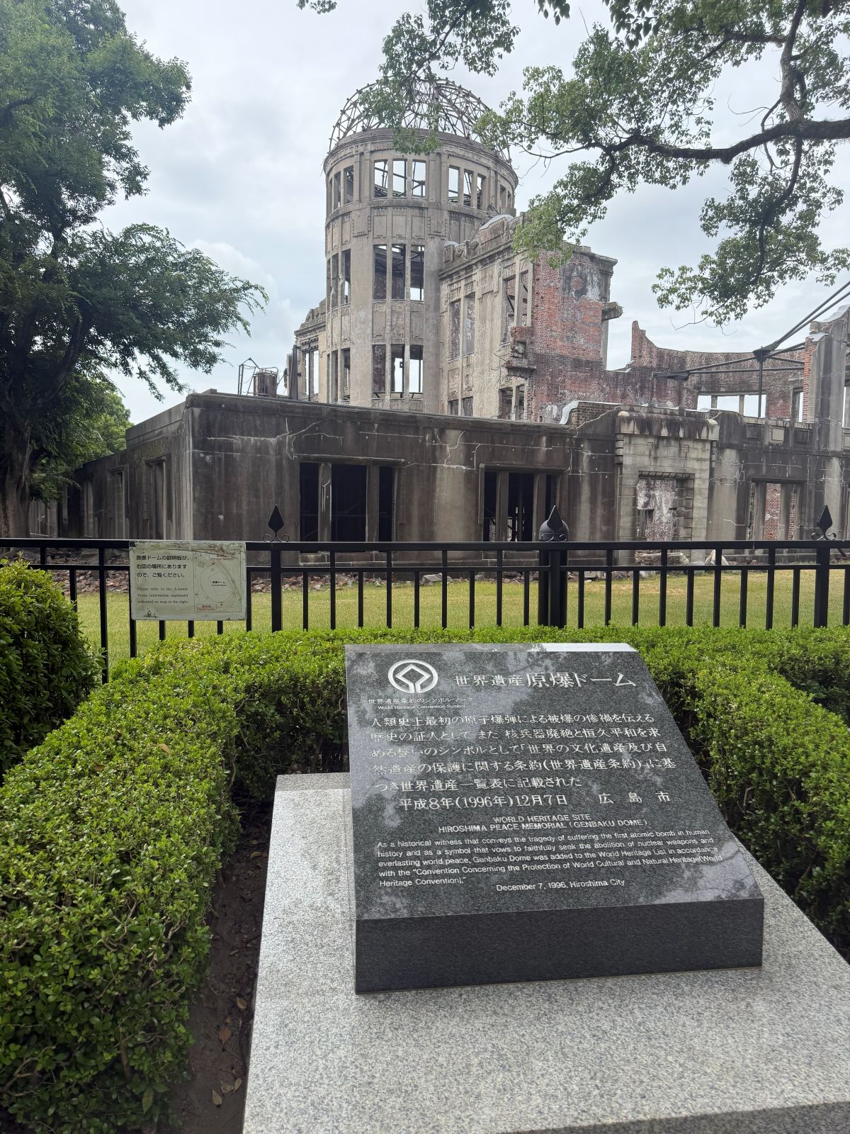 Il Genbaku Dome di Hiroshima con in primo piano la lapide del patrimonio mondiale UNESCO