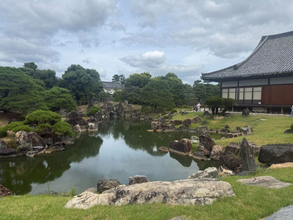 Lo stagno e le rocce del giardino Ninomaru al castello Nijo di Kyoto