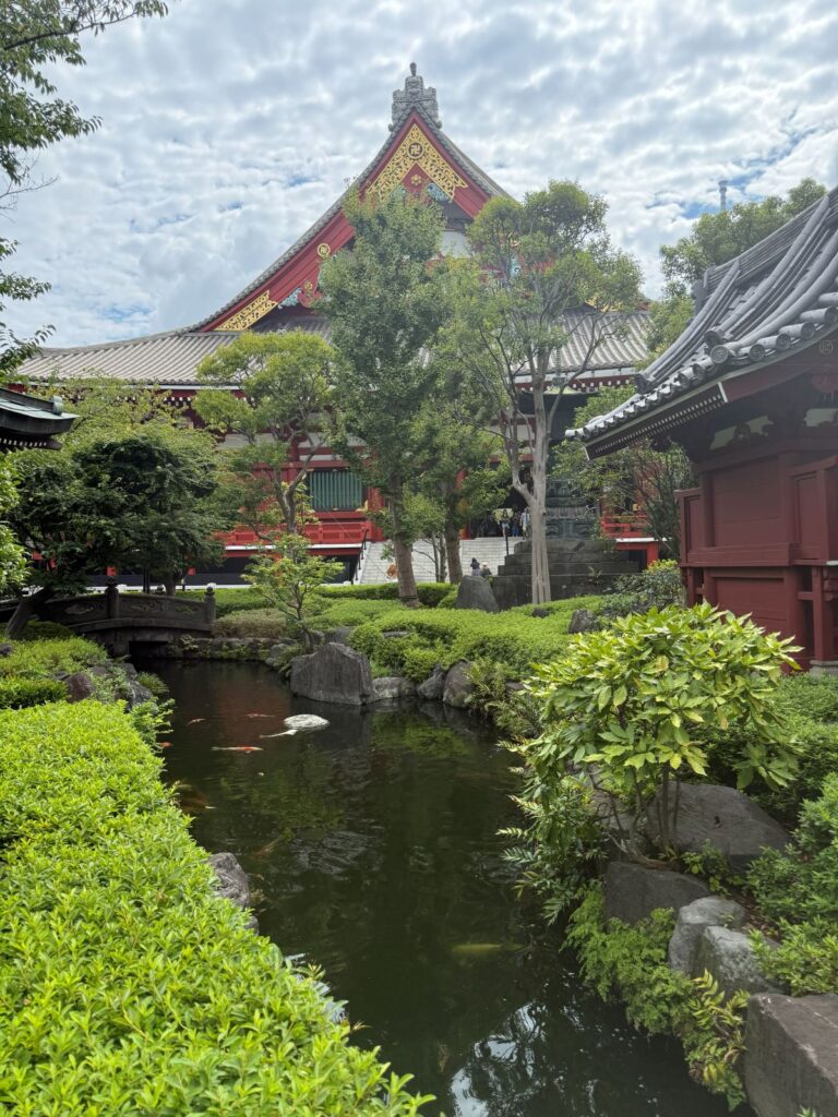 Lo stagno e il verde del giardino accanto al Sensō-ji ad Asakusa