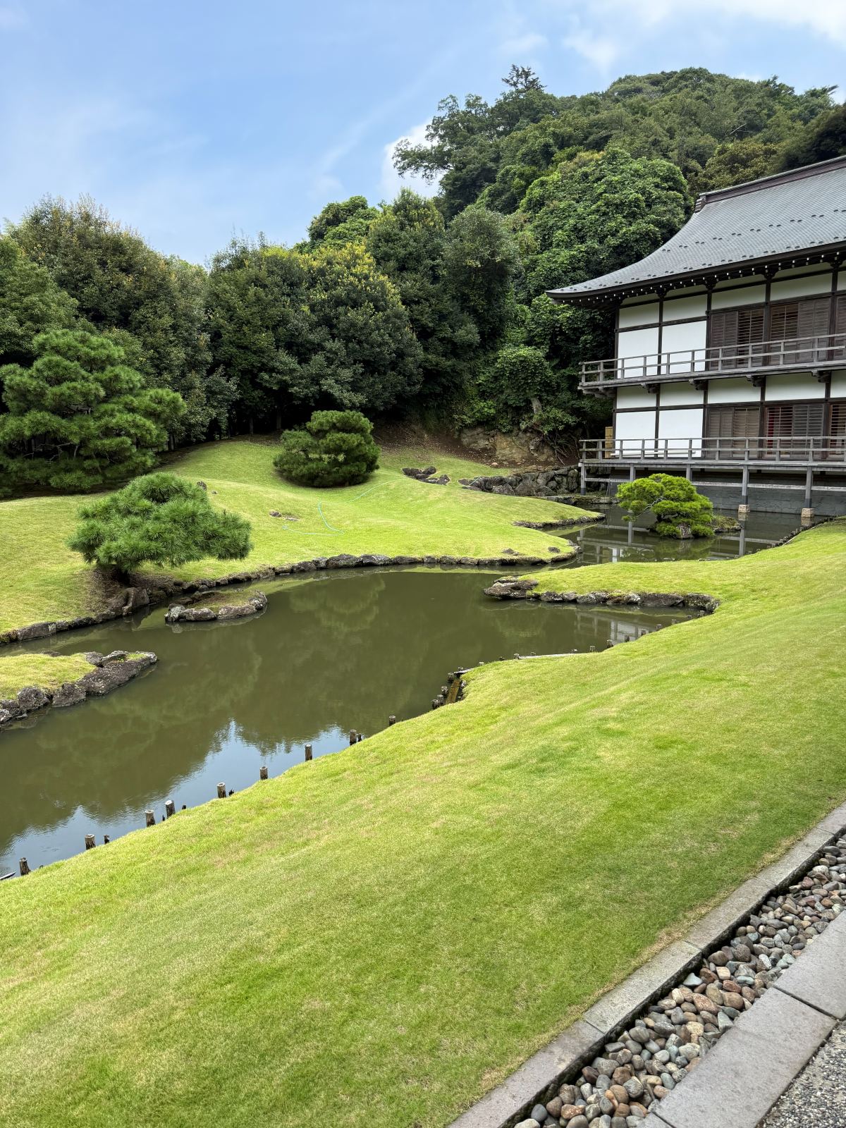 Lo stagno Shin-ji Ike e il prato del giardino Zen al Kenchō-ji
