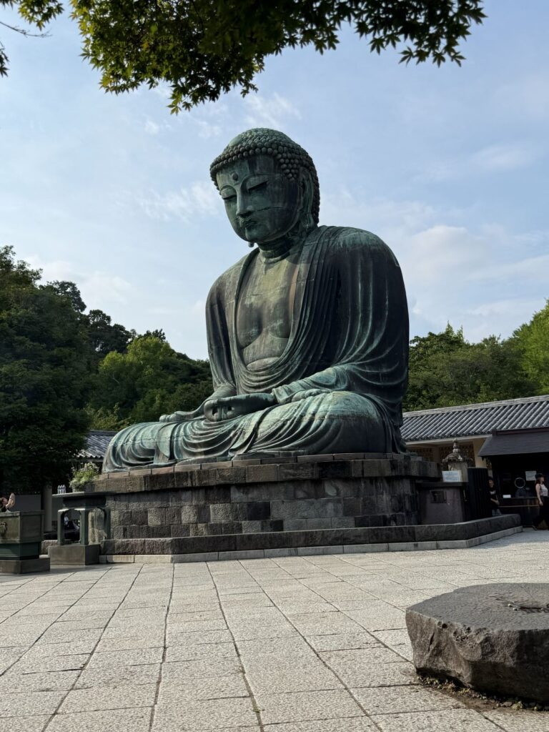 Il Grande Buddha di Kamakura visto frontalmente dal piazzale