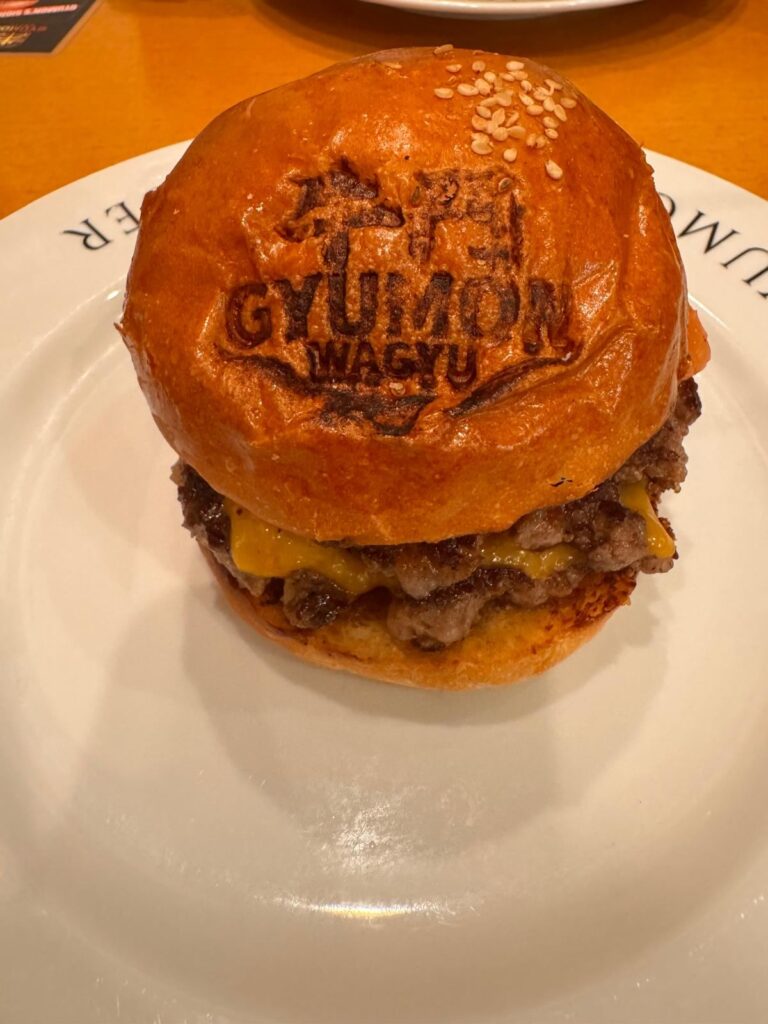 Un hamburger di wagyu con il marchio impresso sul pane