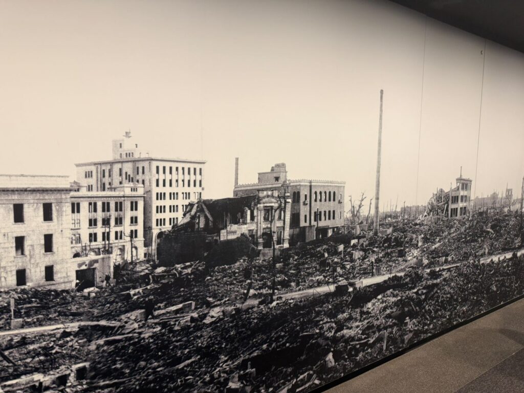 Grande fotografia storica di Hiroshima rasa al suolo esposta al Museo della Pace