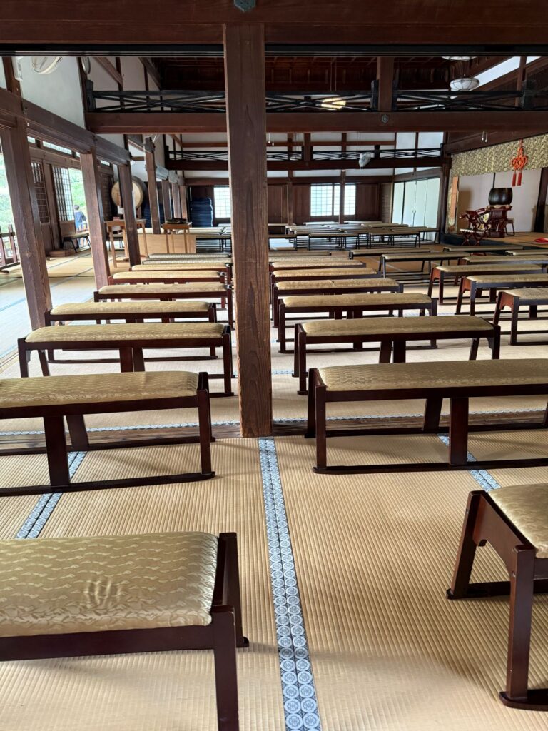 La sala in tatami del Hōjō da cui si osserva il giardino del Kenchō-ji