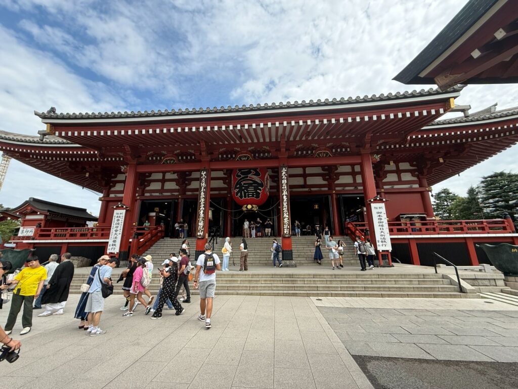 La porta Hōzōmon del Sensō-ji vista frontalmente