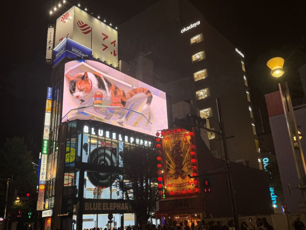 Il grande schermo curvo con il gatto tridimensionale a Shinjuku