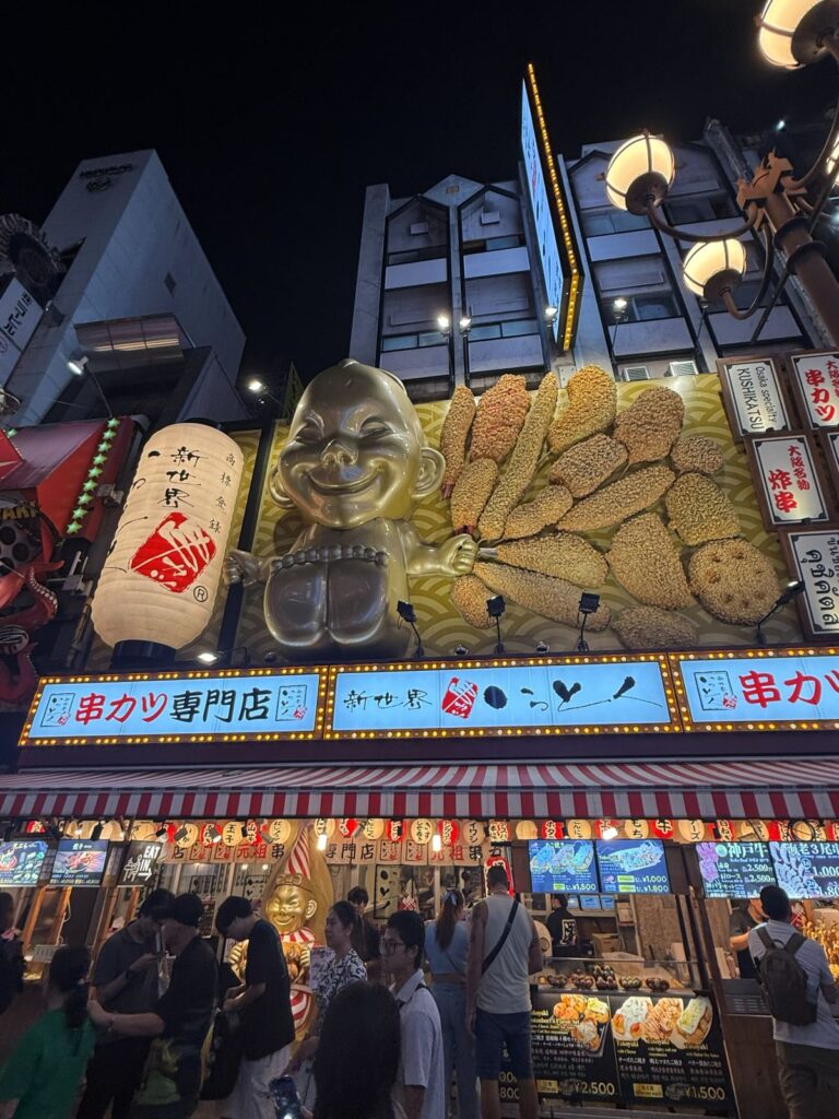 Insegne e statue dei locali di kushikatsu nel quartiere Shinsekai di Osaka