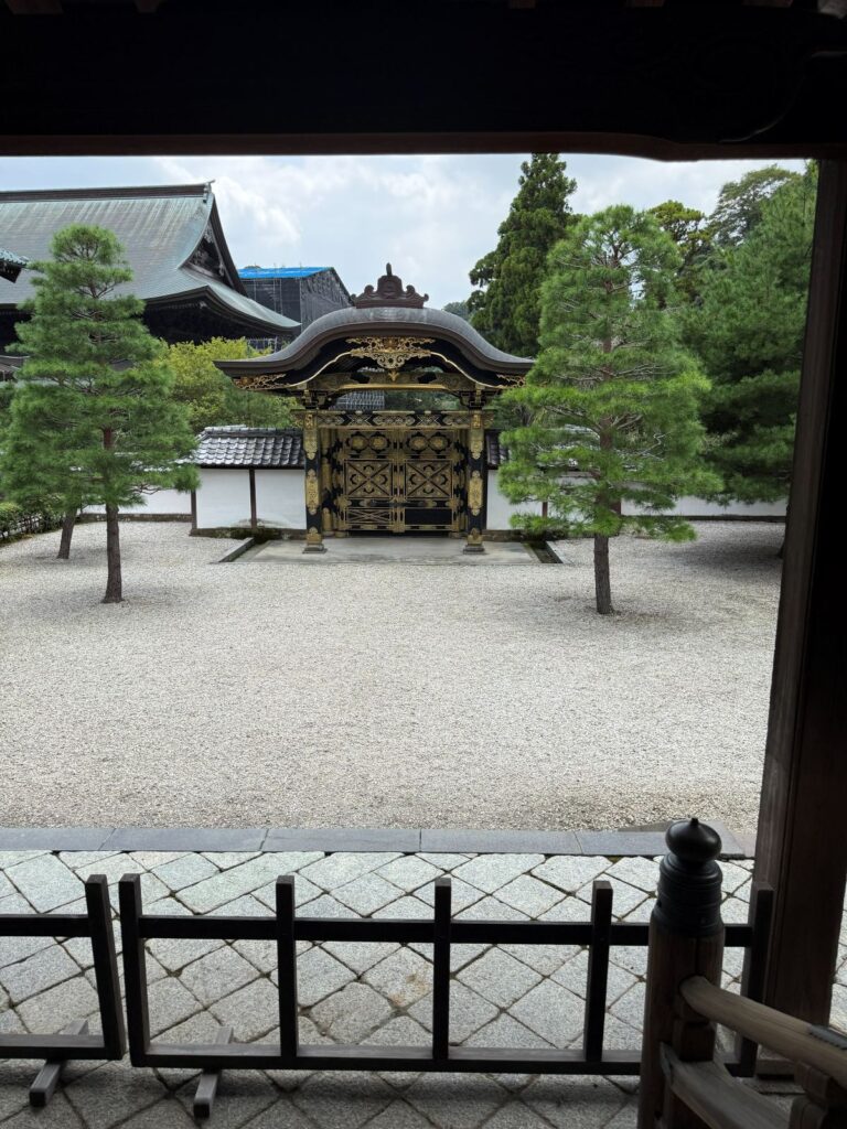 Il Karamon e la ghiaia rastrellata visti da sotto la tettoia del Hōjō