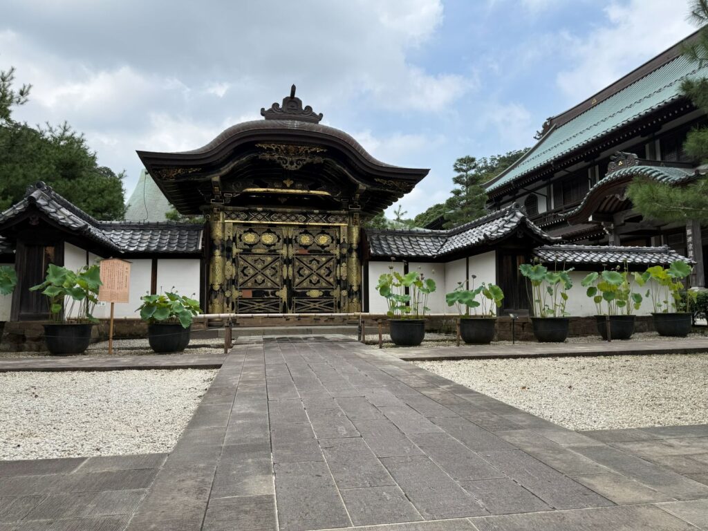 Il Karamon laccato e dorato del Kenchō-ji a Kamakura