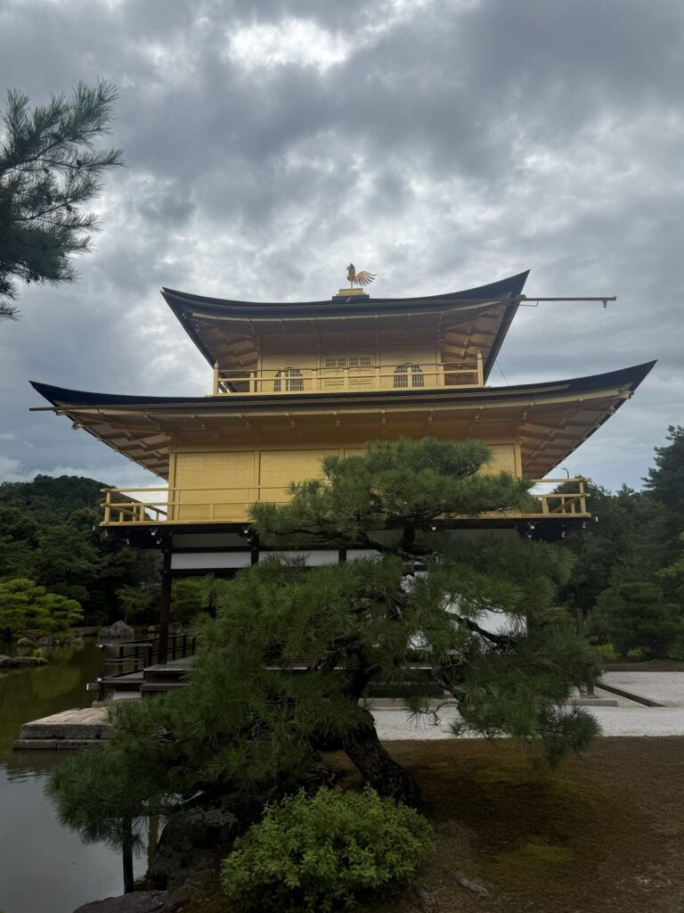Dettaglio dei tre piani del Kinkaku-ji rivestiti in foglia d’oro