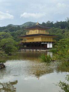 Kinkaku-ji: Il Padiglione d’Oro di Kyoto, tra Estasi Zen e Incendi Dolosi