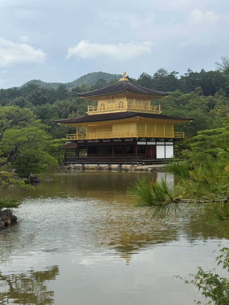 Il Kinkaku-ji, il Padiglione d’Oro di Kyoto, riflesso nello stagno Kyōko-chi