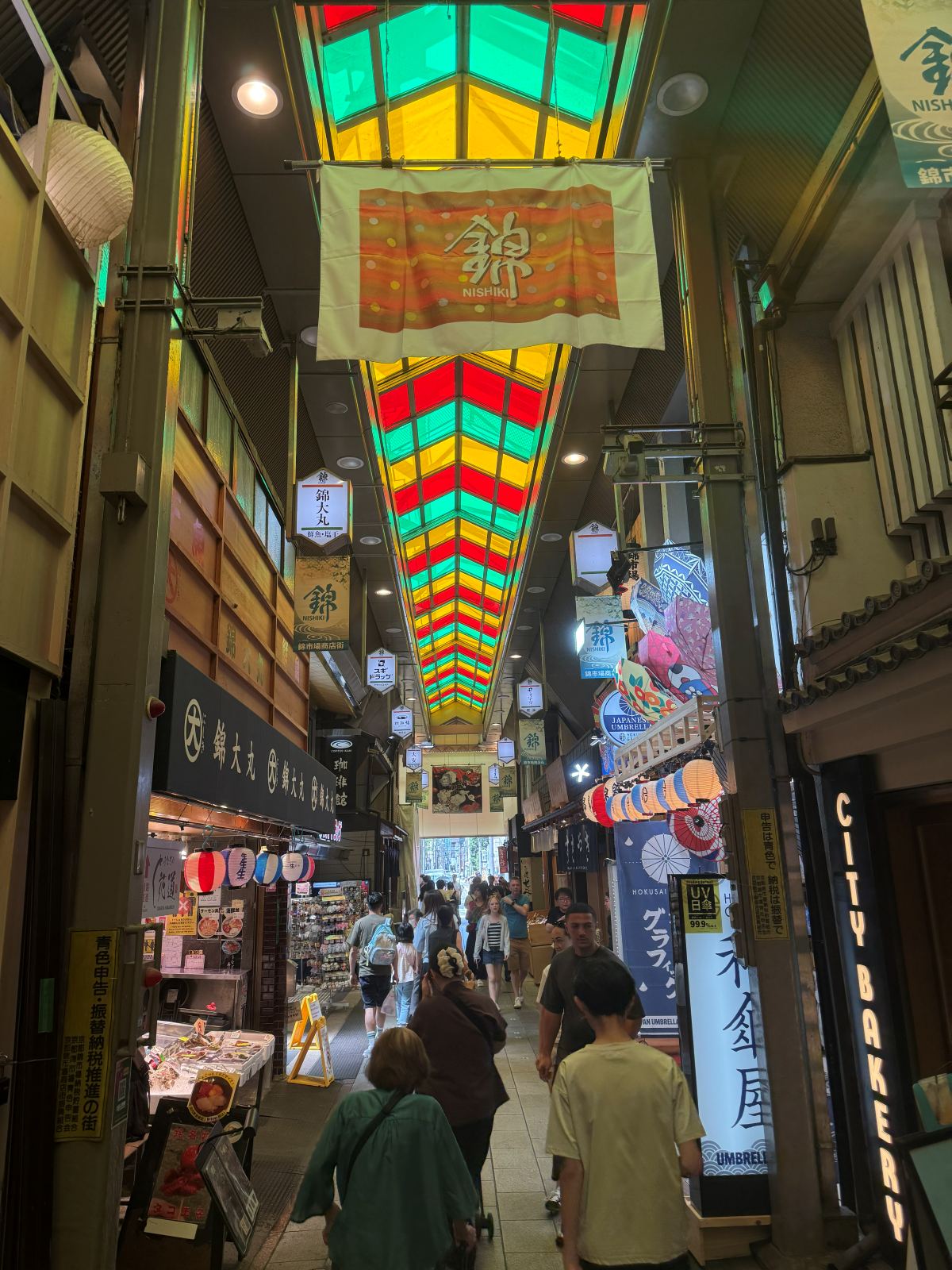 La galleria coperta del mercato Nishiki di Kyoto con banchi e lanterne