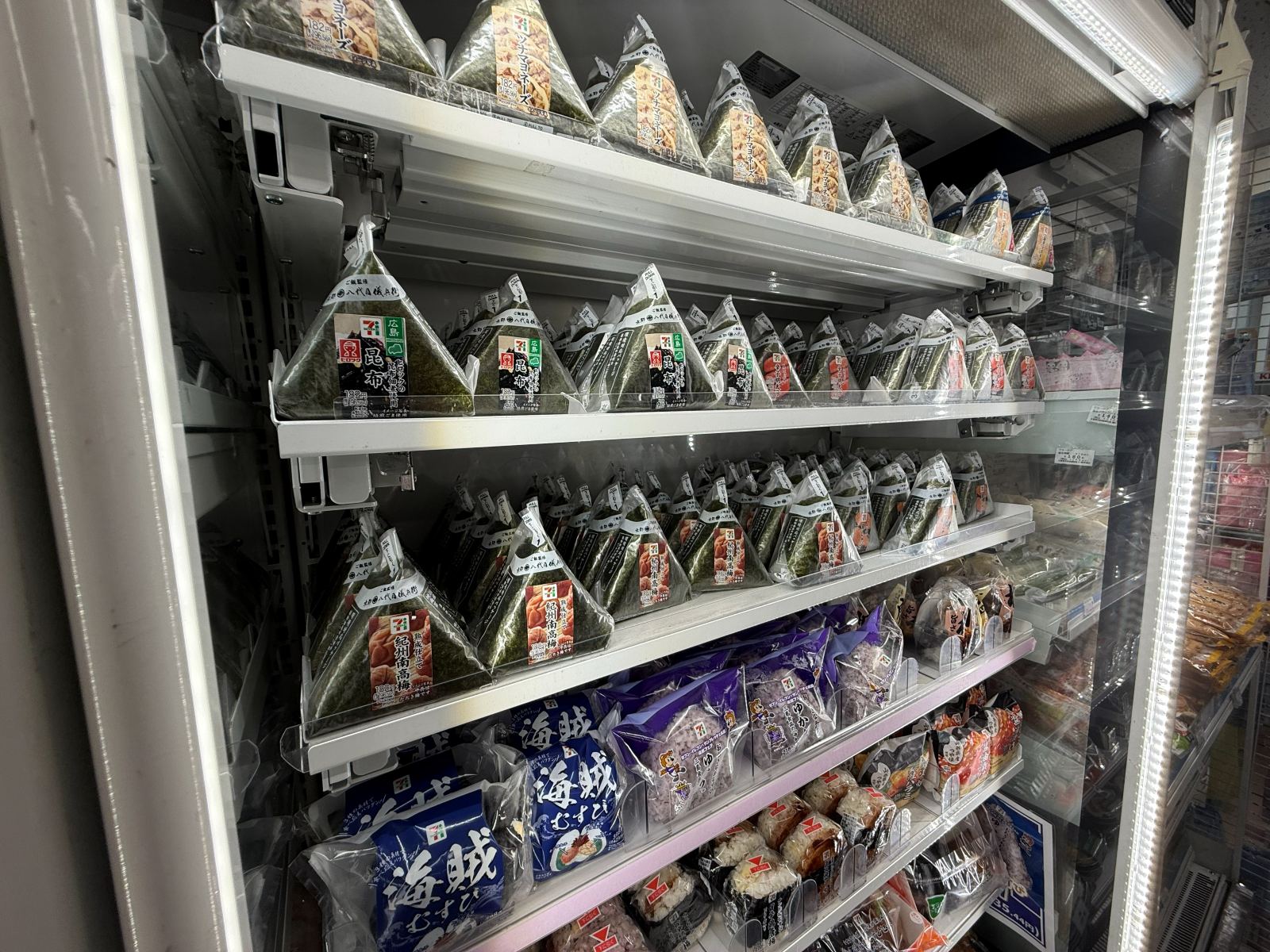 Lo scaffale refrigerato degli onigiri in un konbini giapponese
