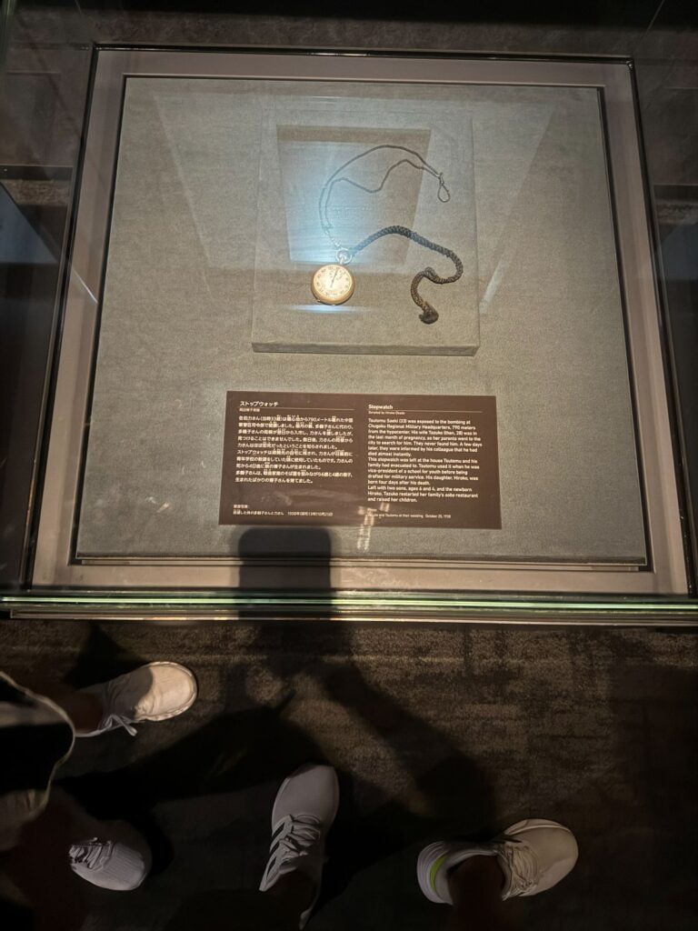 Orologio da tasca con catena appartenuto a una vittima, esposto al Museo della Pace