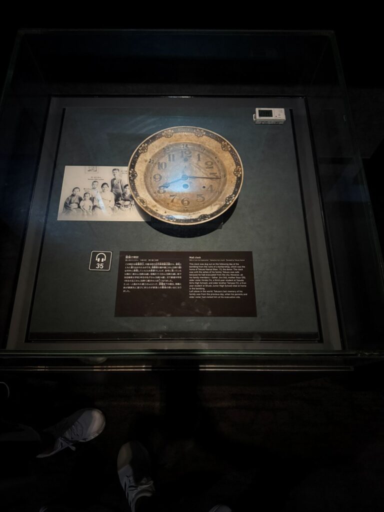 Orologio da polso fermo alle 8:15 esposto in una teca del Museo della Pace di Hiroshima