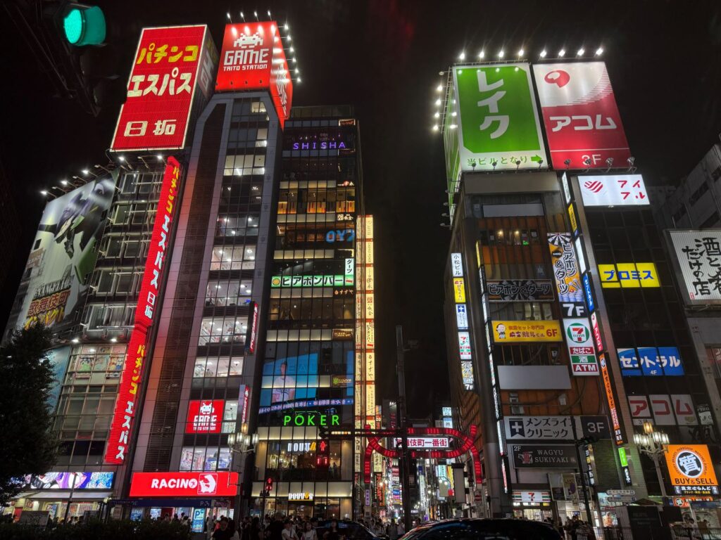 Palazzi con insegne verticali di pachinko e game center a Shinjuku