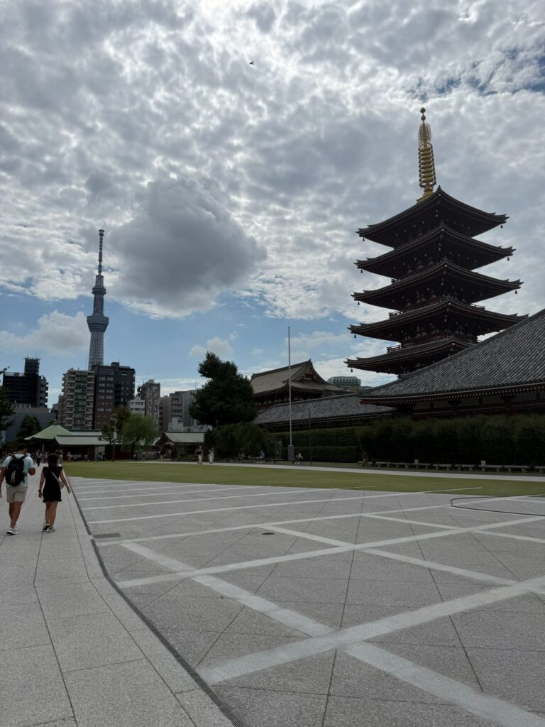 La pagoda a cinque piani del Sensō-ji con la Tokyo Skytree sullo sfondo