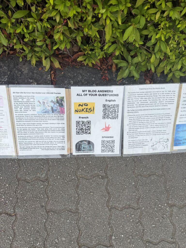 Pannelli plastificati di Kosei Mito con i codici QR del suo blog in piu lingue