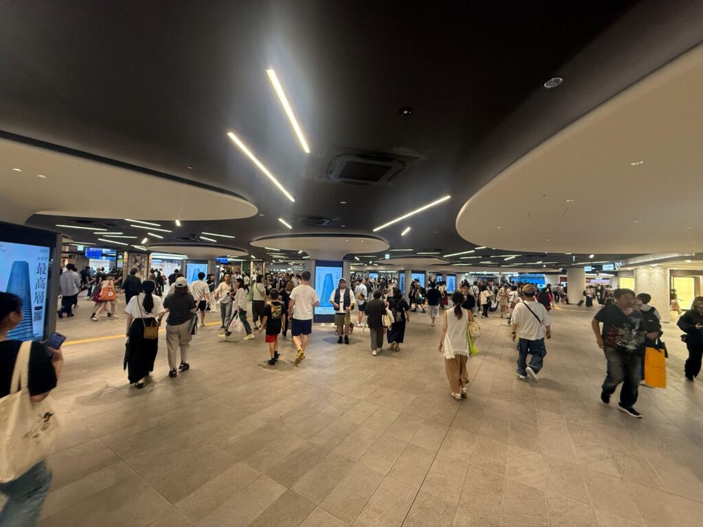 Il passaggio sotterraneo affollato di una stazione di Osaka