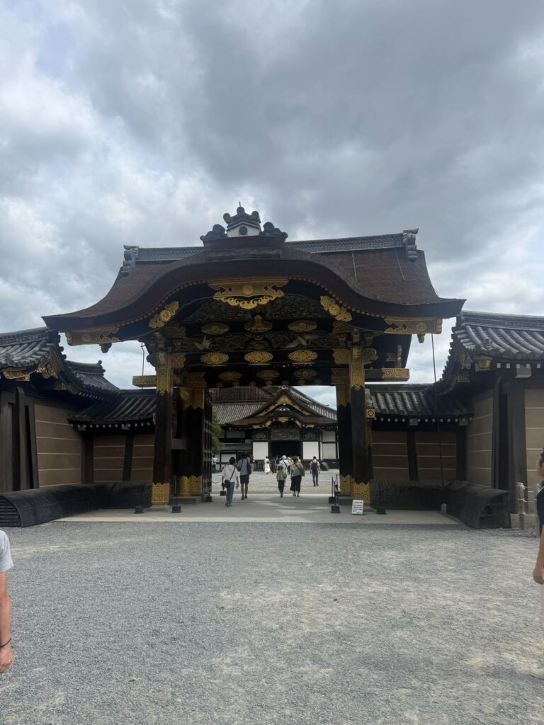 La porta Karamon dorata del castello Nijo di Kyoto