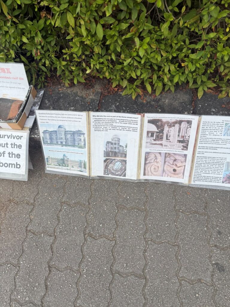 Pagine plastificate con fotografie d'archivio degli edifici di Hiroshima prima e dopo la bomba