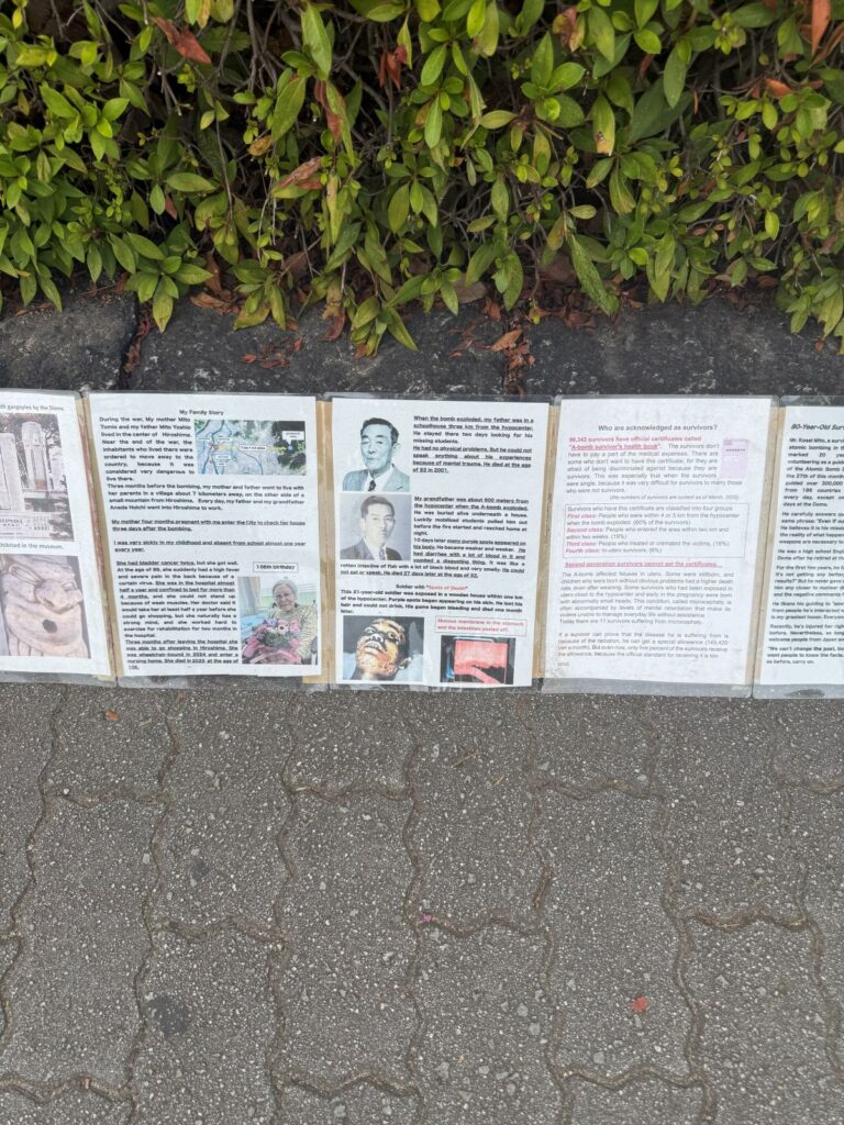 Pagine del raccoglitore di Kosei Mito con ritratti e testimonianze di sopravvissuti