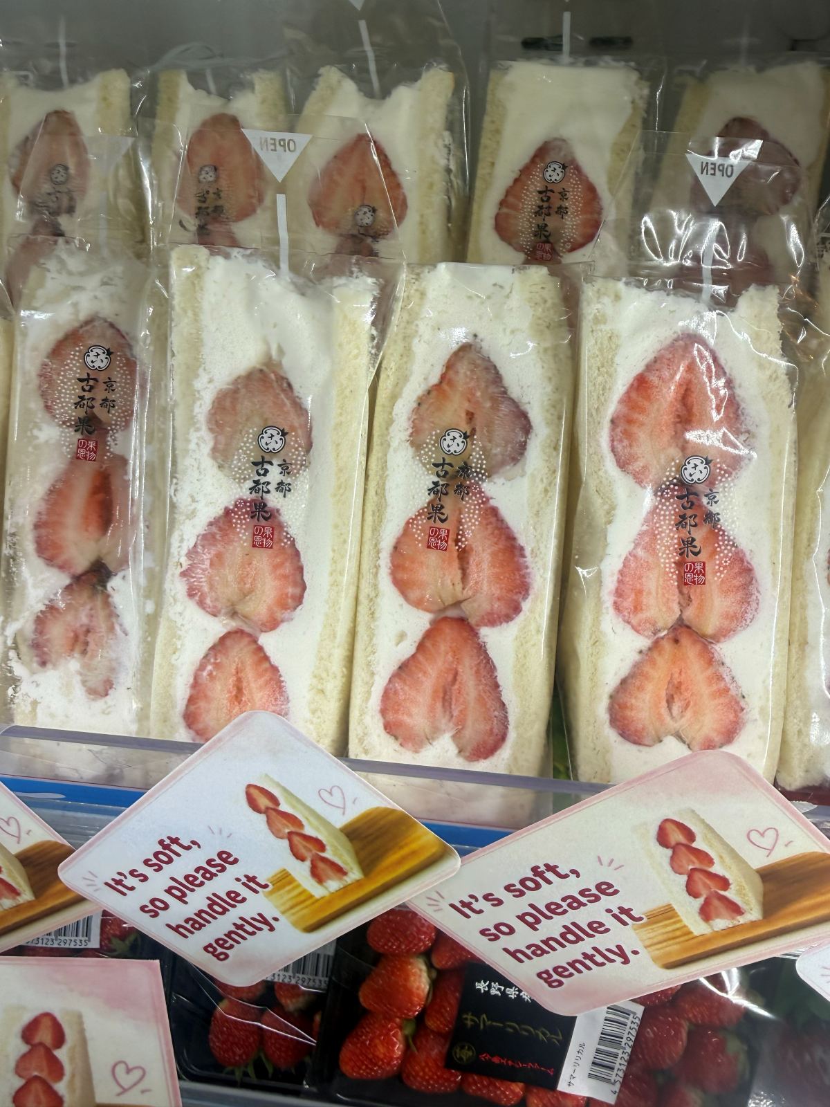 Confezioni di sandwich alle fragole e panna sullo scaffale refrigerato di un konbini
