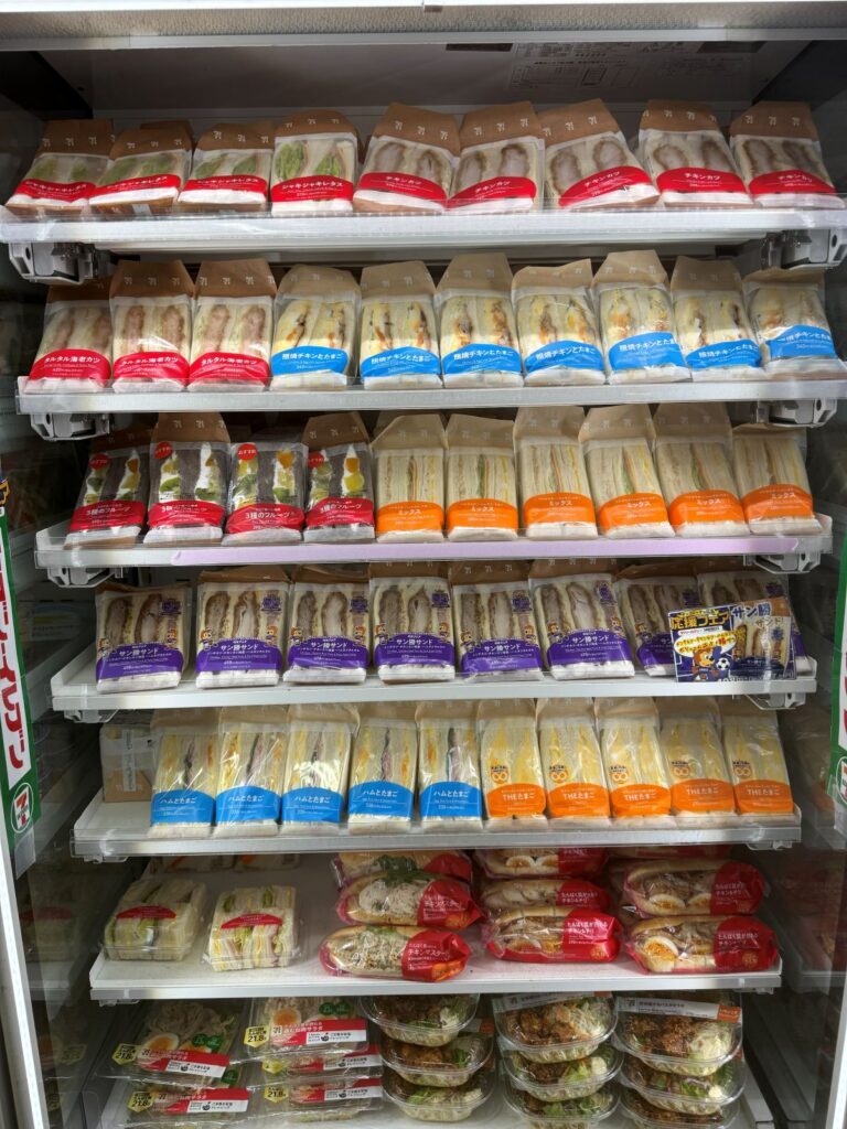 Lo scaffale dei sandwich confezionati in un konbini giapponese