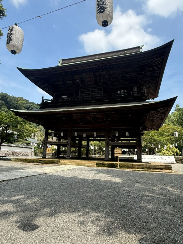 La grande porta Sanmon in legno del Kenchō-ji a Kamakura