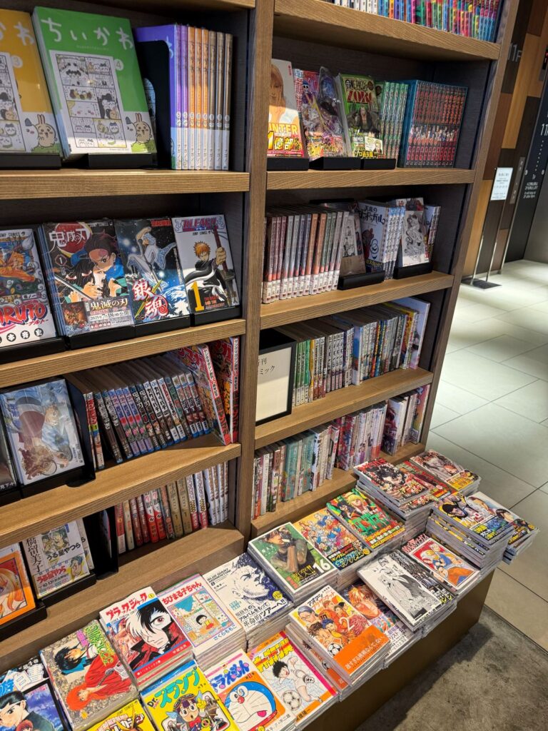 Scaffali di una libreria giapponese pieni di volumi manga divisi per collana