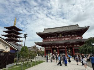 Sensō-ji ad Asakusa: Il Tempio più Antico di Tokyo, tra Leggende di Pescatori e Draghi d’Oro