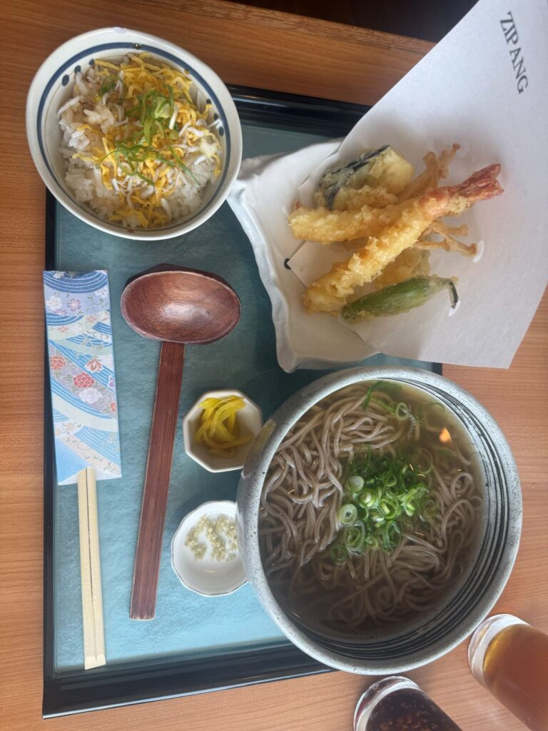 Un set con soba in brodo, tempura di gamberi e verdure e riso