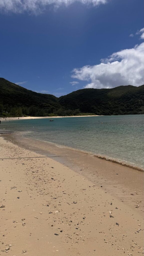 La baia di Tokashiki con le colline verdi che scendono sul mare