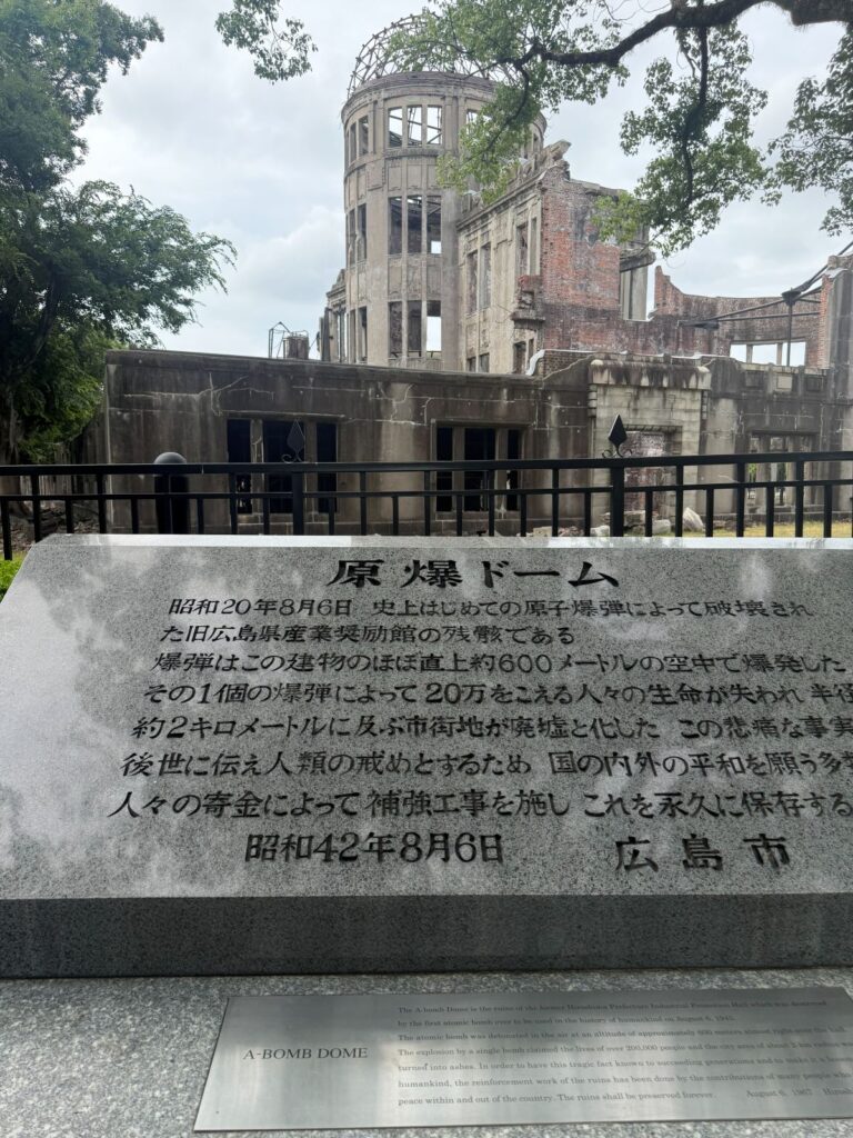 La targa commemorativa in giapponese davanti al Genbaku Dome di Hiroshima