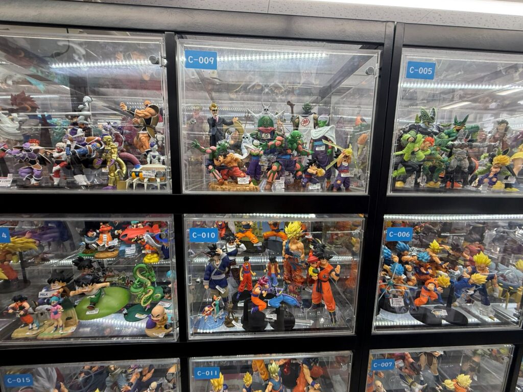 Un muro di teche di vetro con figure da collezione ad Akihabara
