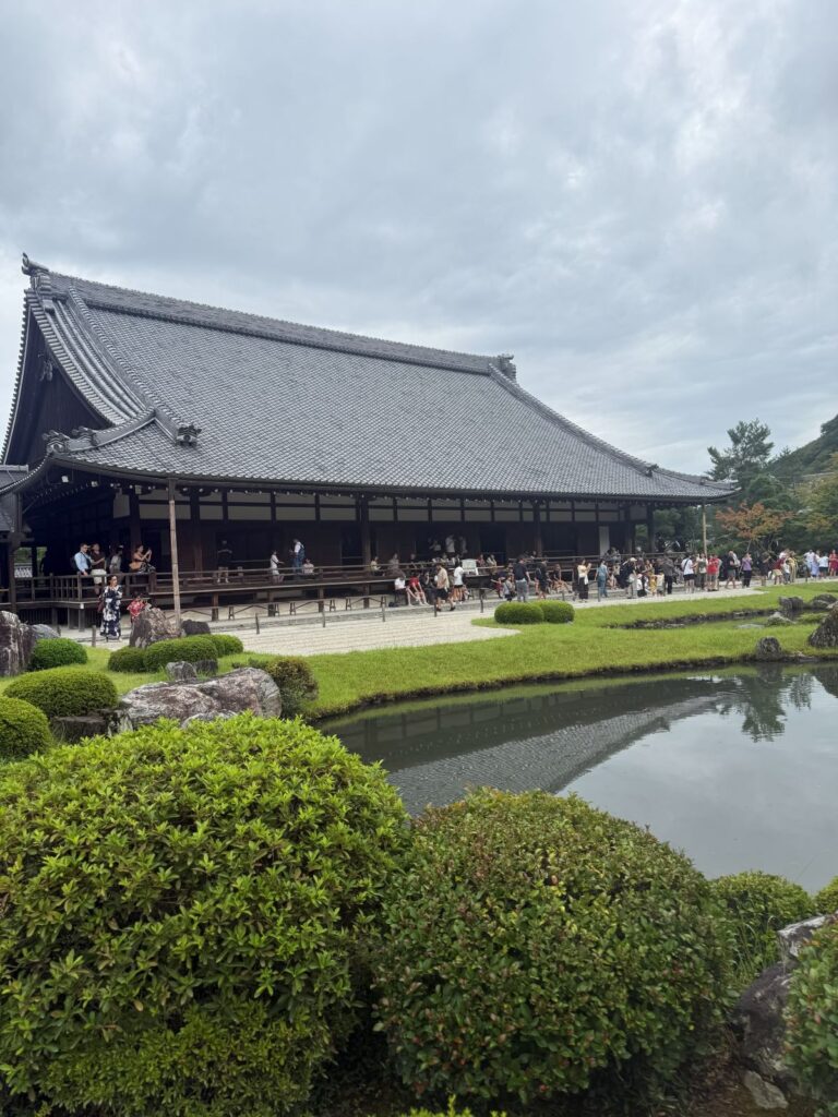 La sala principale del Tenryū-ji affacciata sullo stagno del giardino