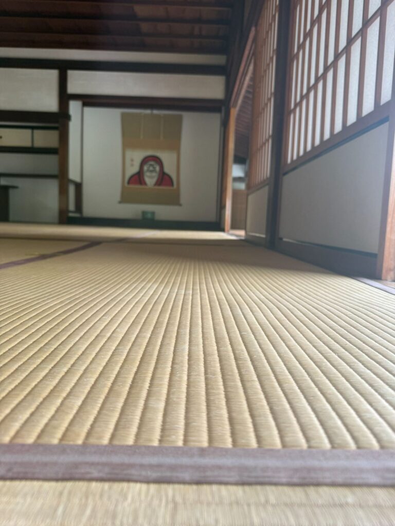 Una sala in tatami del Tenryū-ji con un rotolo dipinto appeso