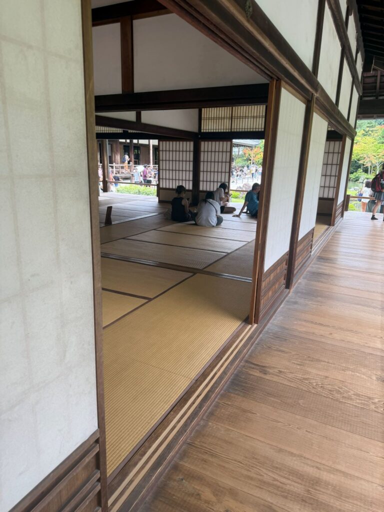 La veranda in legno del Tenryū-ji che si affaccia sul giardino e sulle colline